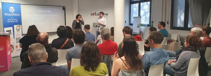 L'équipe des meetups accueille les participants